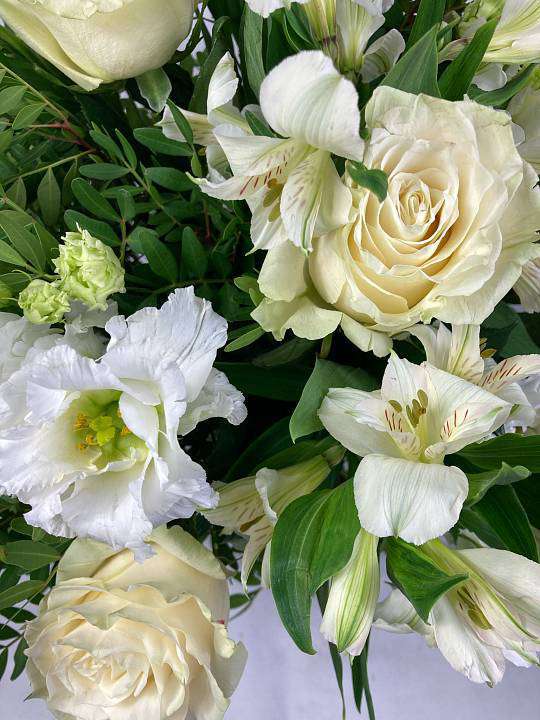 Bílé růže s Eustomou 1