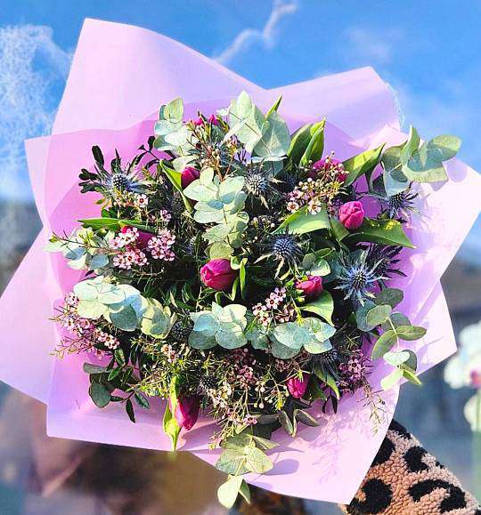 Kytice Fialové tulipány s bodlákem 1