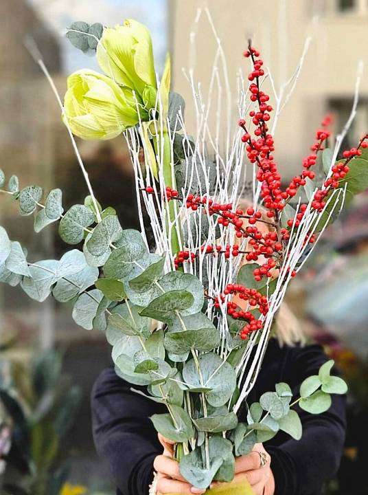 Bouquet of Christmas Amarylis in Ilex 3