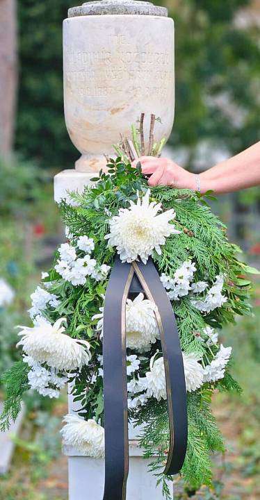 Mourning bouquet Chrysanthemum 1