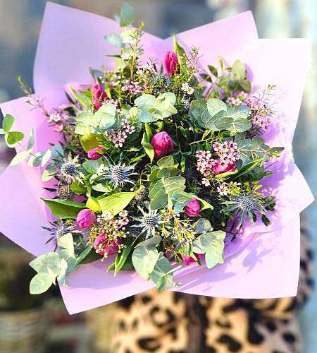 Kytice Fialové tulipány s bodlákem