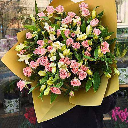 Trsové růže s Alstromerií