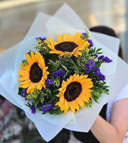 Bouquets of Helianthus in solidago