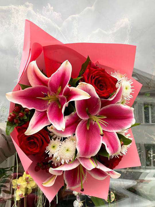 Romantická kytice s lilií v růžovém 1