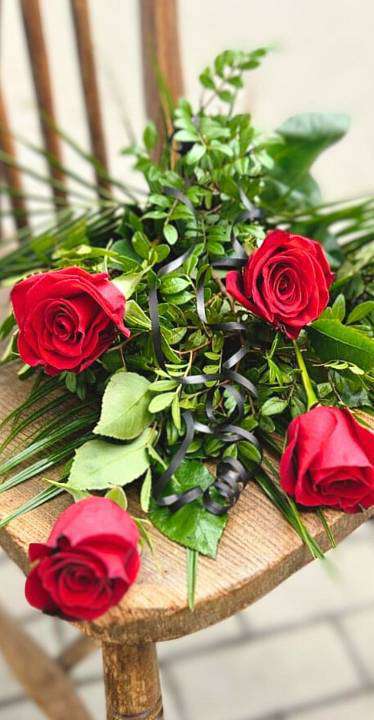 Funeral bouquet of red roses 4 pcs 1