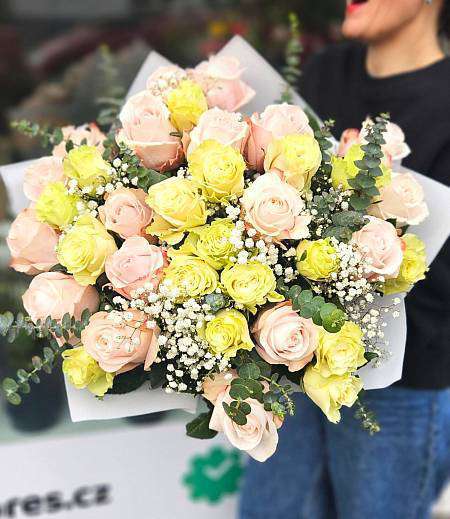 Bouquet of Crema roses