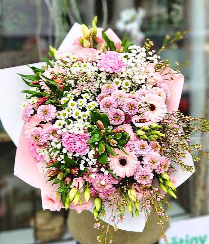 Kytice Růžová noblesa: Pestrá směs růží, eustomy a germínek