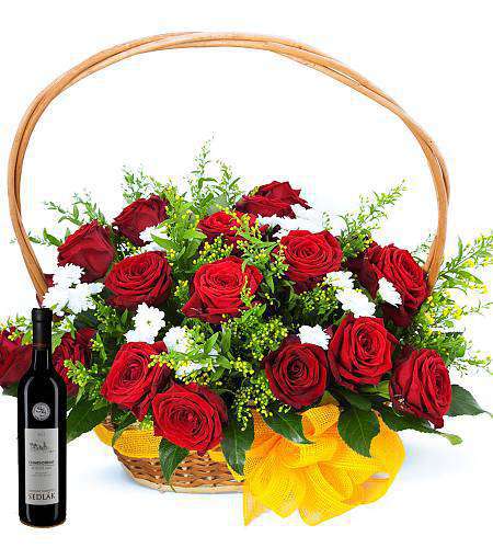 Подарочная корзина роз с вином