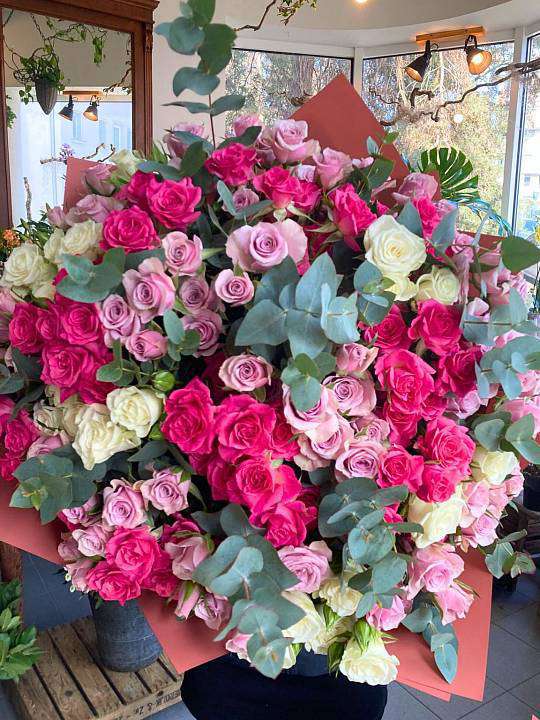 Bouquet of 35 Spray Roses with Eucalyptus 1