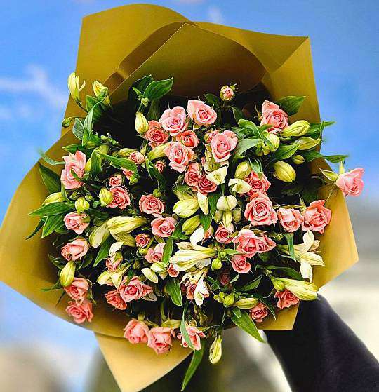 Trsové růže s Alstromerií 2