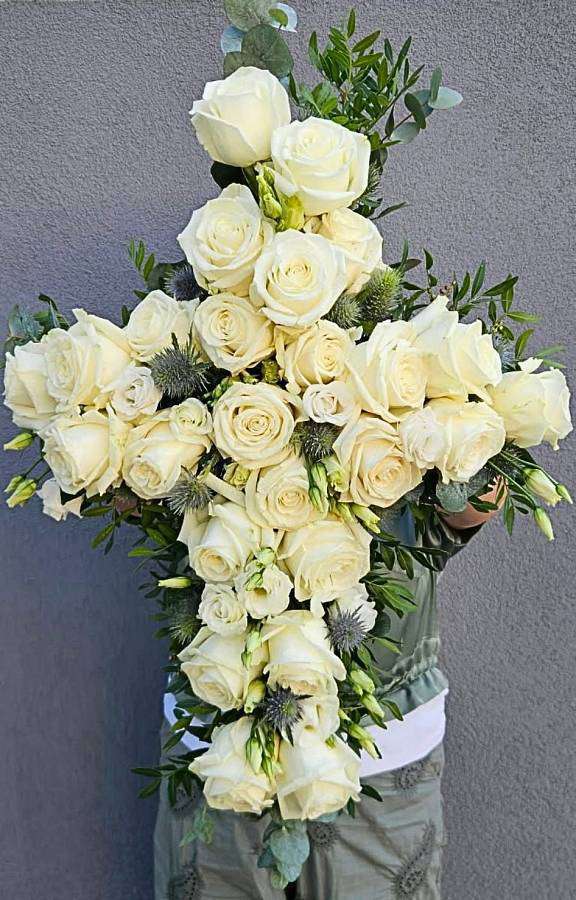 Белый траурный крест