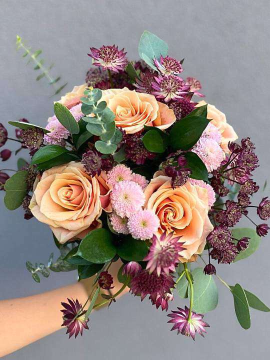 Wedding bouquet in cream tones 1