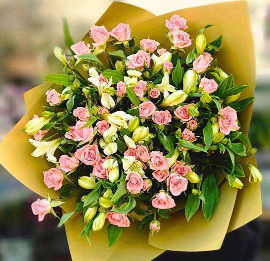 Trsové růže s Alstromerií 1