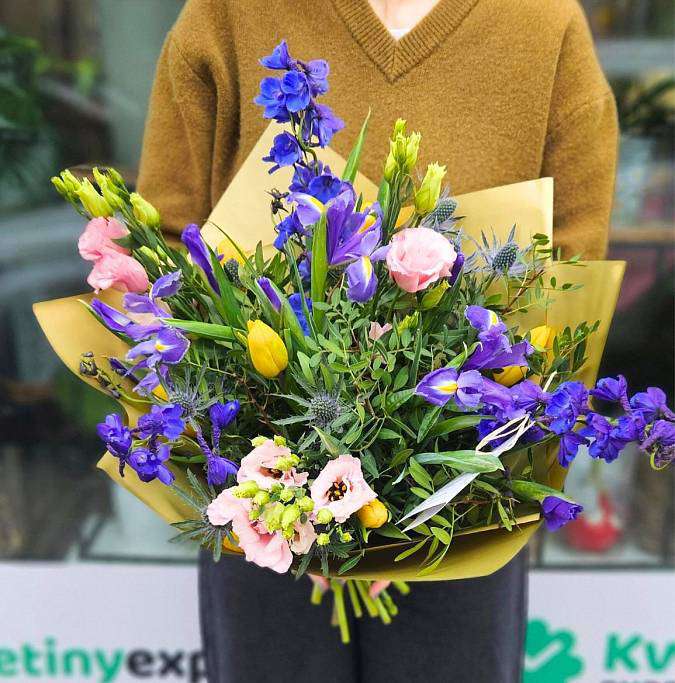 Kytice Iris v Tulipánu