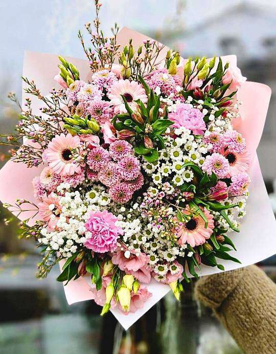 Kytice Růžová noblesa: Pestrá směs růží, eustomy a germínek 2