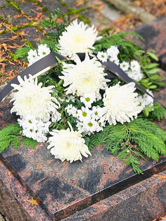 Mourning bouquet Chrysanthemum 2