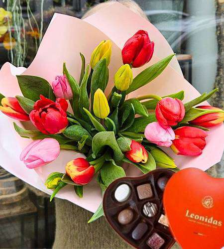 Tulips and hearts with pralines: 17 pcs and Leonidas