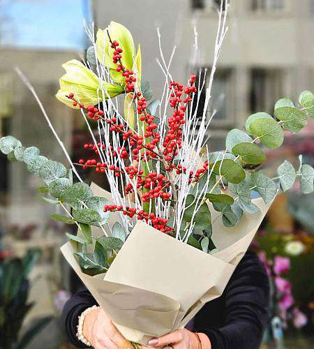 Bouquet of Christmas Amarylis in Ilex