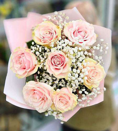 Розовые розы и гипсофила