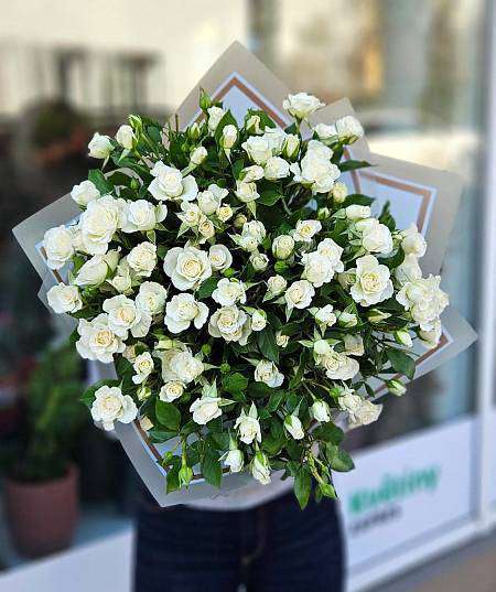 Tuft of roses in white