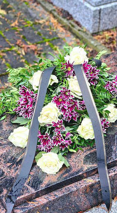 Smuteční kytice Chryzanthéma a bílé Růže 2