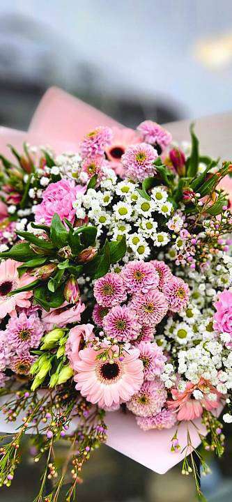 Kytice Růžová noblesa: Pestrá směs růží, eustomy a germínek 1