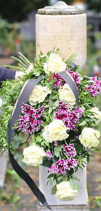 Smuteční kytice Chryzanthéma a bílé Růže 1