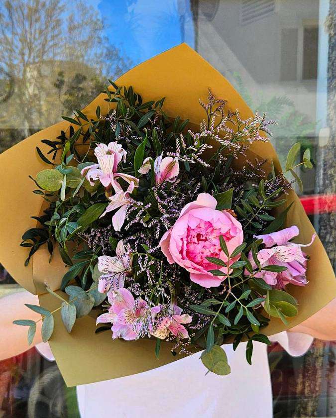 Alstroemeria in Peony Bouquet