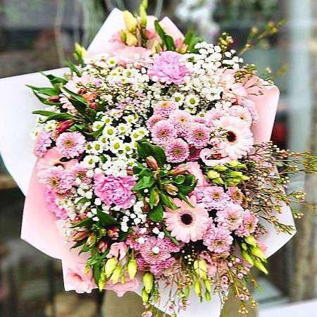 Kytice Růžová noblesa: Pestrá směs růží, eustomy a germínek