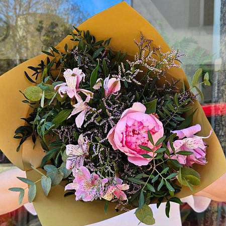 Kytice Alstromerie v pivoňce
