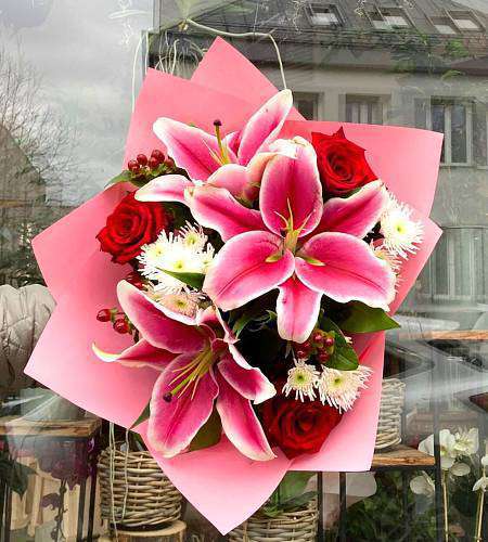 Romantická kytice s lilií v růžovém