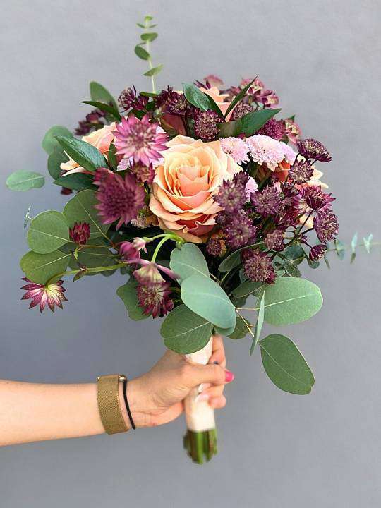 Wedding bouquet in cream tones 2