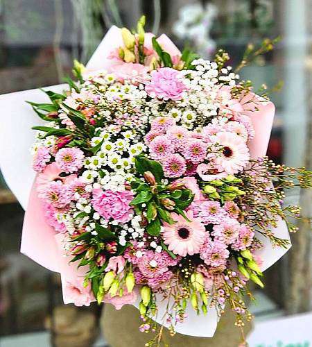 Букет «Розовый Ноблесс»: красочная смесь роз, эустомы и герберы