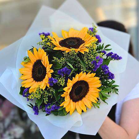Kytice Helianthus v solidágu