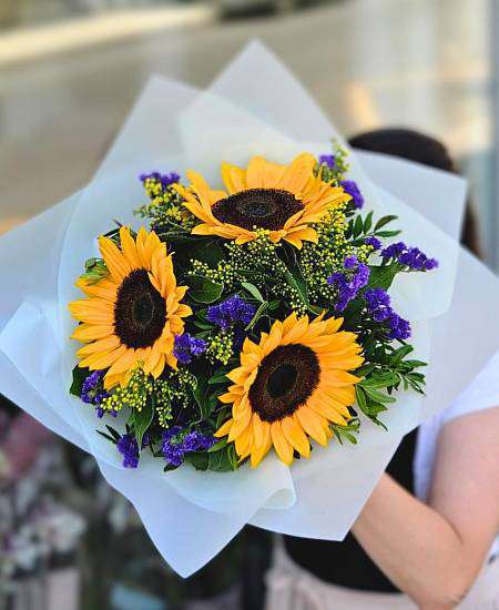 Kytice Helianthus v solidágu