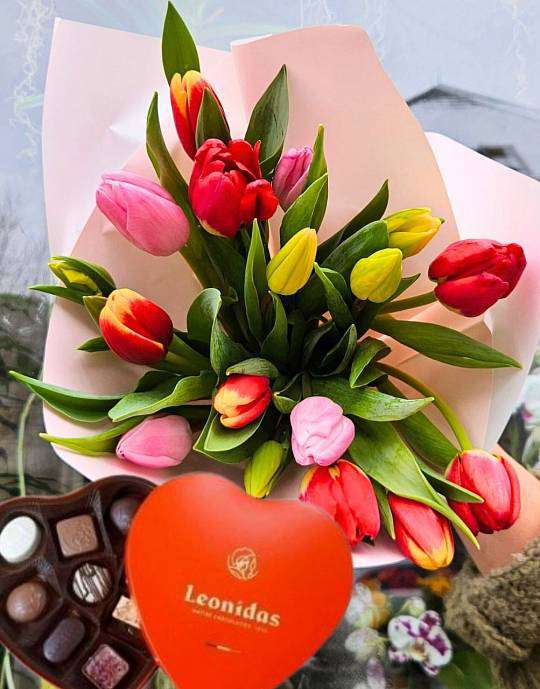 Tulips and hearts with pralines: 17 pcs and Leonidas 1