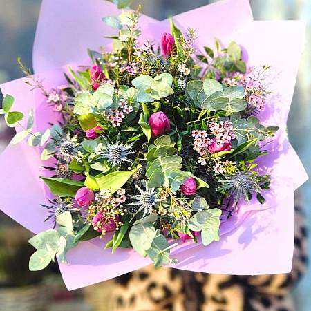 Kytice Fialové tulipány s bodlákem