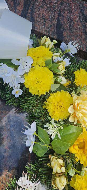 Artificial yellow and white Chrysanthemum wreath 1