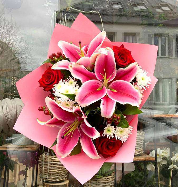 Romantická kytice s lilií v růžovém
