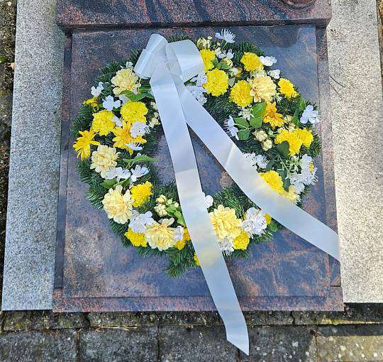 Artificial yellow and white Chrysanthemum wreath 2